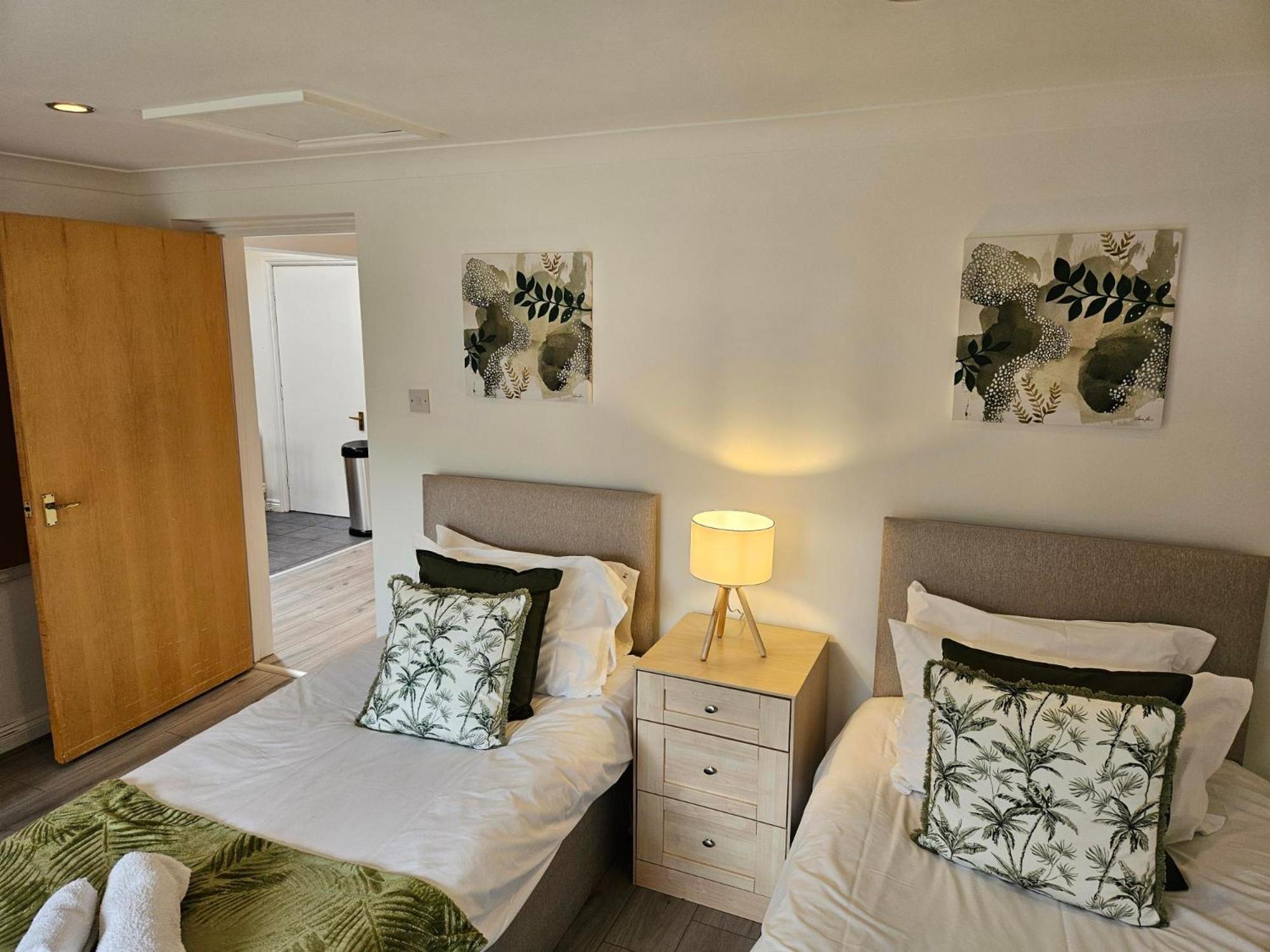 Redcot Gardens Stamford 4 Bed Contractor Familt Home With Parking Bagian luar foto